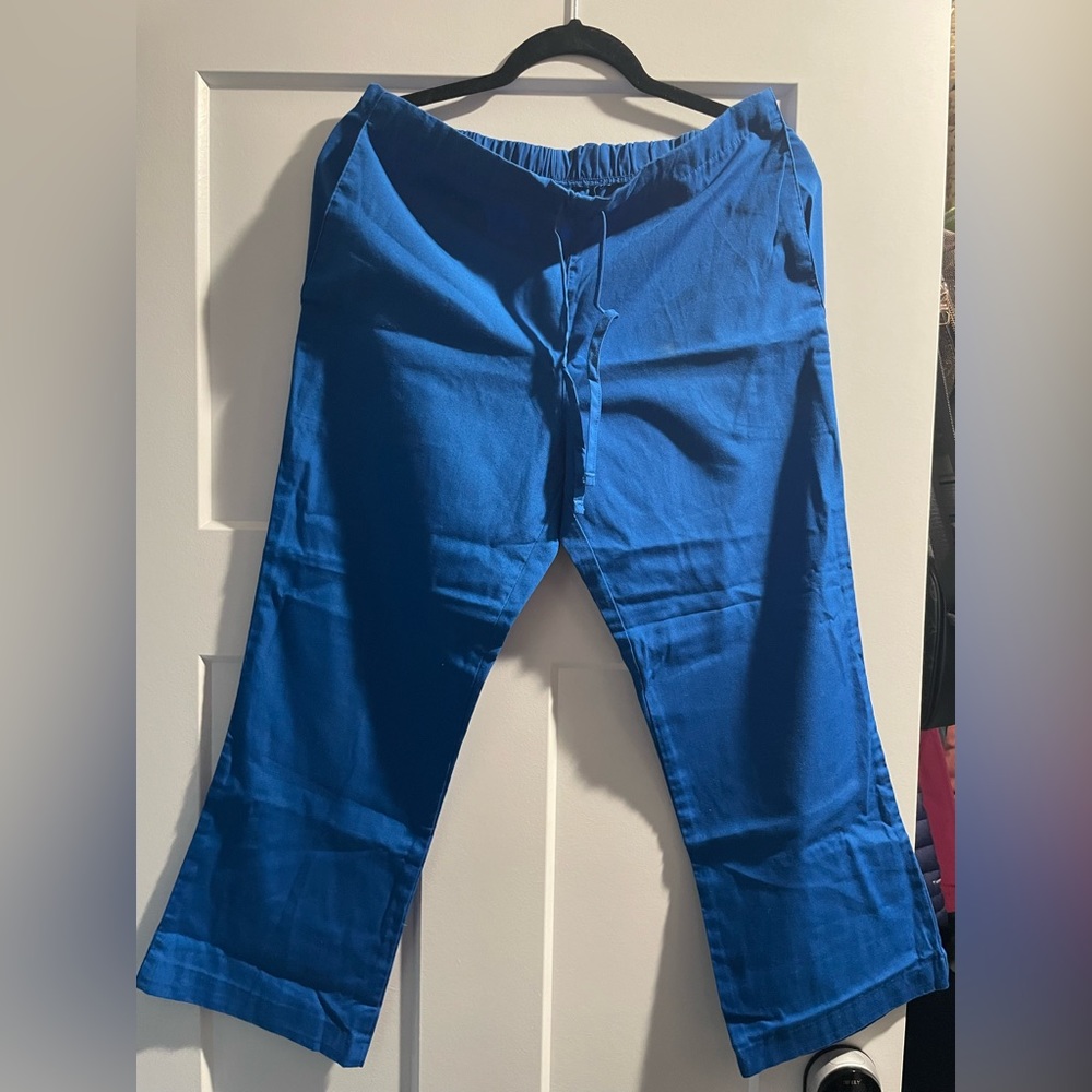 XS PETITE CHEROKEE scrub pants. There’s 2 bleached area at upper back.